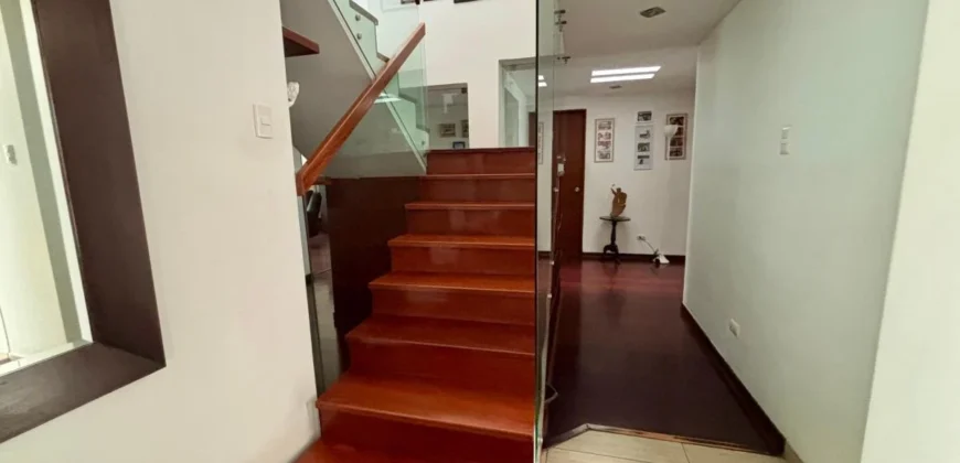 Se Vende Casa Remodelada con Piscina en Surco