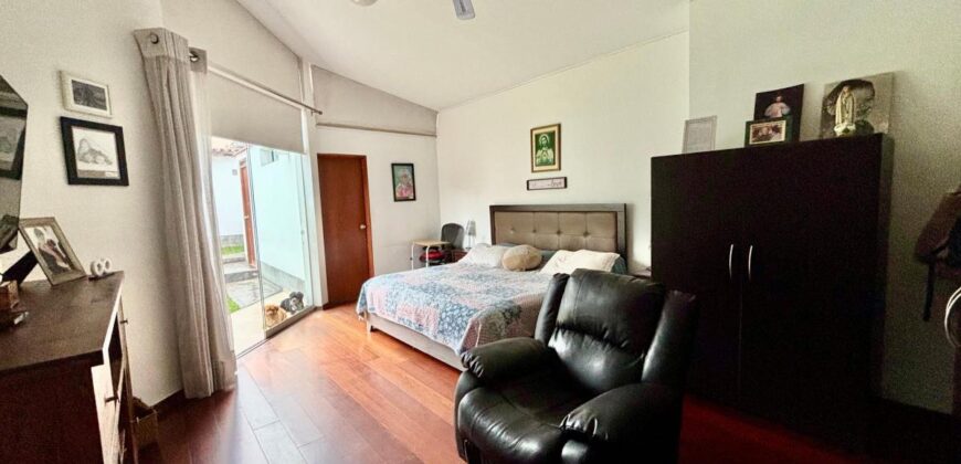 Se Vende Casa Remodelada con Piscina en Surco